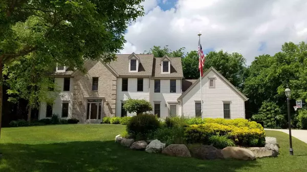 13530 W Edgewood Ct, New Berlin, WI 53151