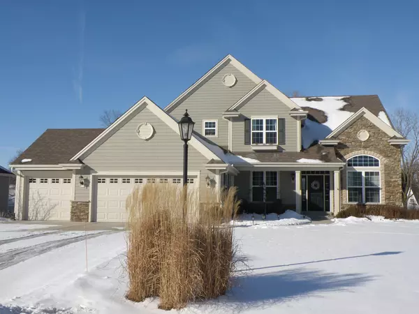 W273N2543 Arlington Dr, Pewaukee, WI 53072