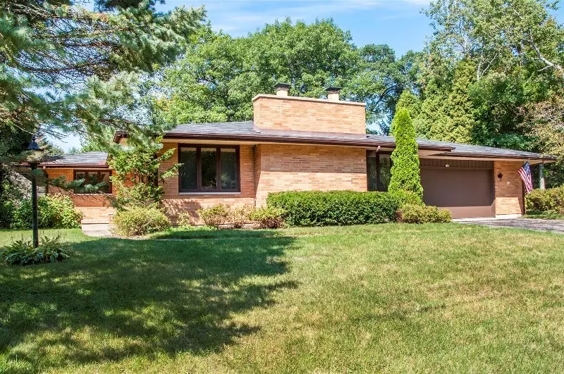976 Sauganash DR, Fontana, WI 53125