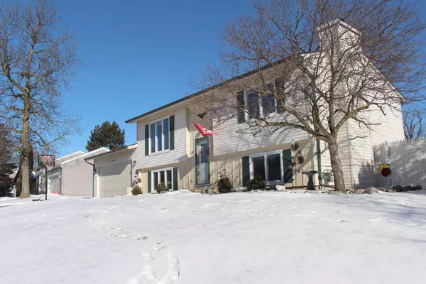 N65W23326 Elm Dr, Sussex, WI 53089