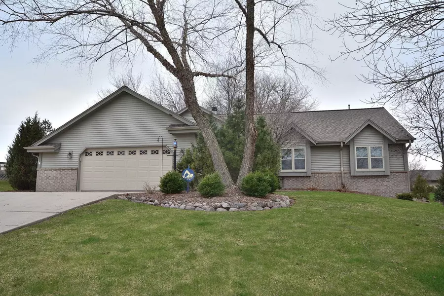 W170N10303 Larkspur Ln, Germantown, WI 53022