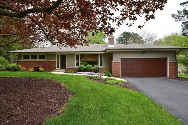 1922 N 124th St, Wauwatosa, WI 53226