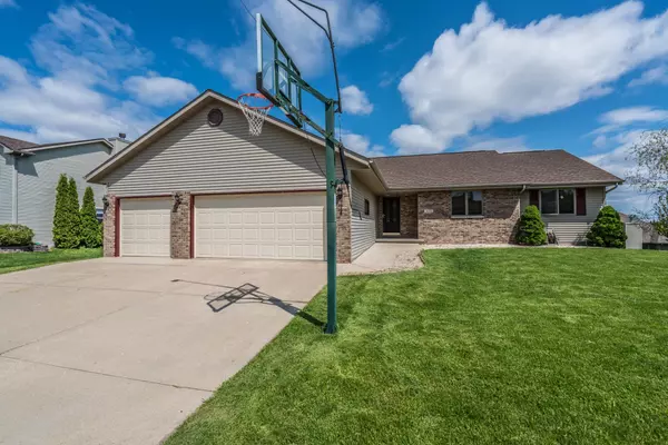 420 Sunny Hill Dr, Elkhorn, WI 53121