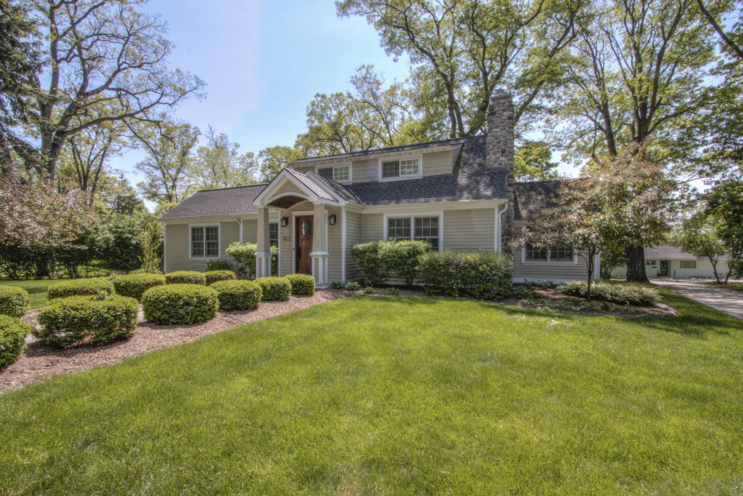 812 Sauganash Dr, Fontana, WI 53125