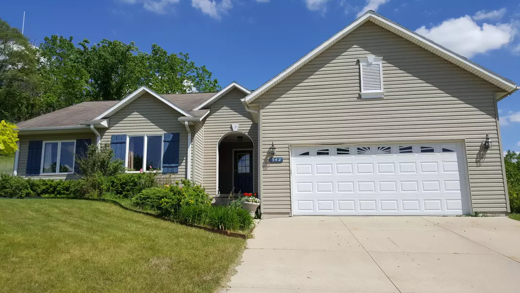 542 Fox River Hills Dr, Waterford, WI 53185