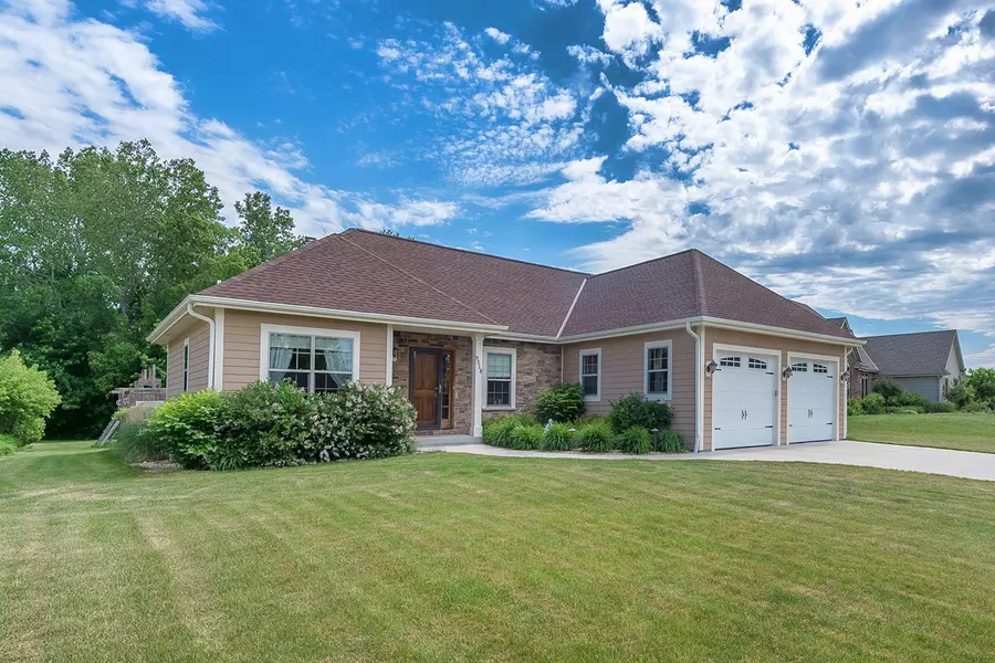 9518 W Prairie Grass Way, Franklin, WI 53132