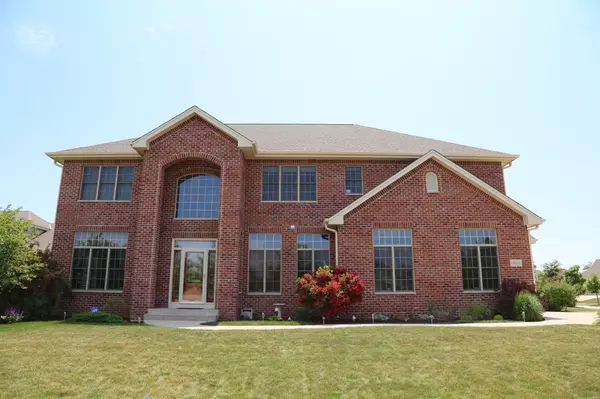 1023 W Glen Crossing Ct, Oak Creek, WI 53154