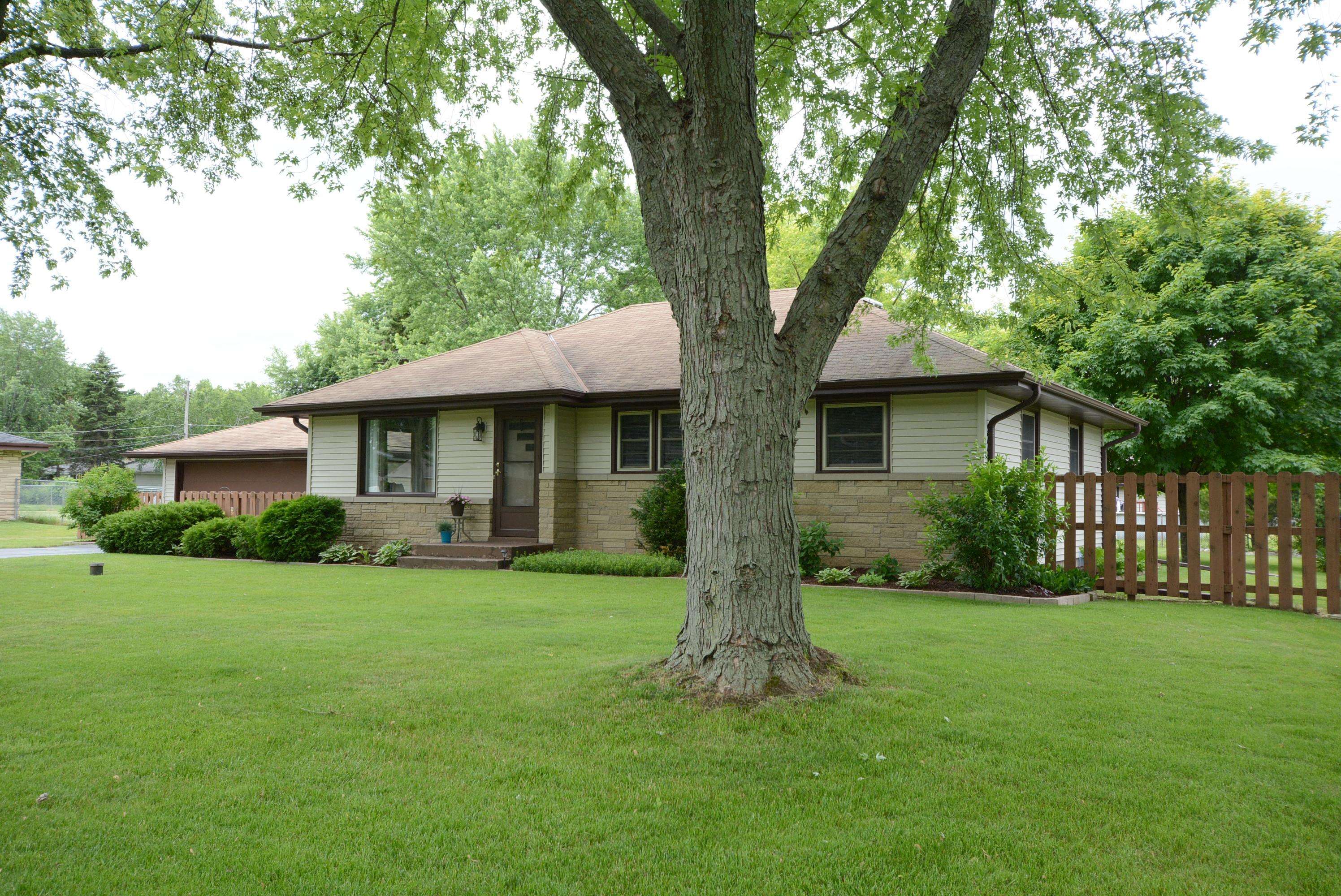 3613 S 157th St, New Berlin, WI 53151
