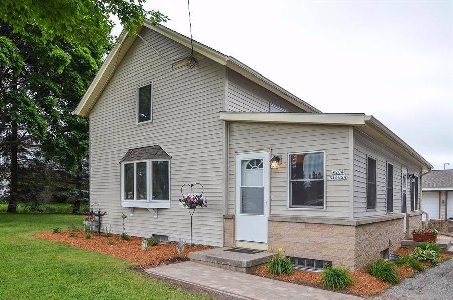 W204N16924 Jackson Dr, Jackson, WI 53037