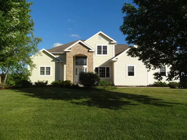 107 Red Fox Dr, Johnson Creek, WI 53038