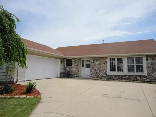 10402 S Katie Dr, Oak Creek, WI 53154