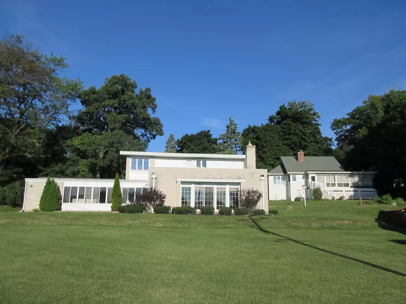 1104 Shabbona Dr, Fontana, WI 53125