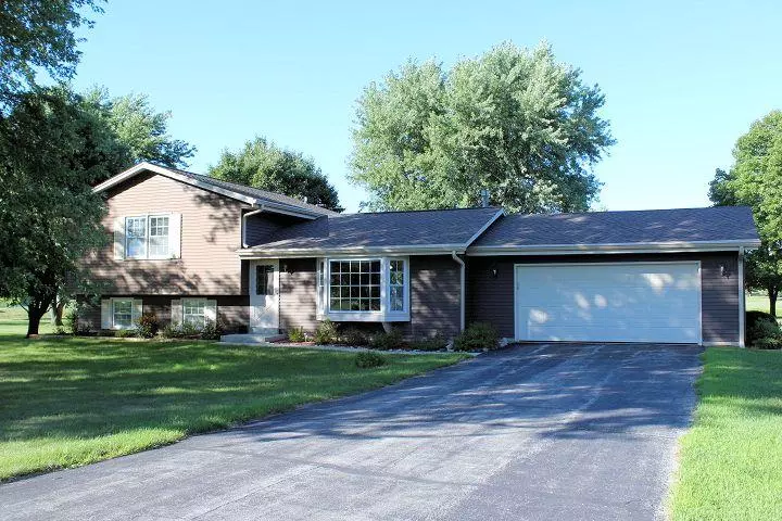 S81W32744 Paradise Ln, Mukwonago, WI 53149