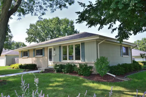 W147N8375 Manchester Dr, Menomonee Falls, WI 53051