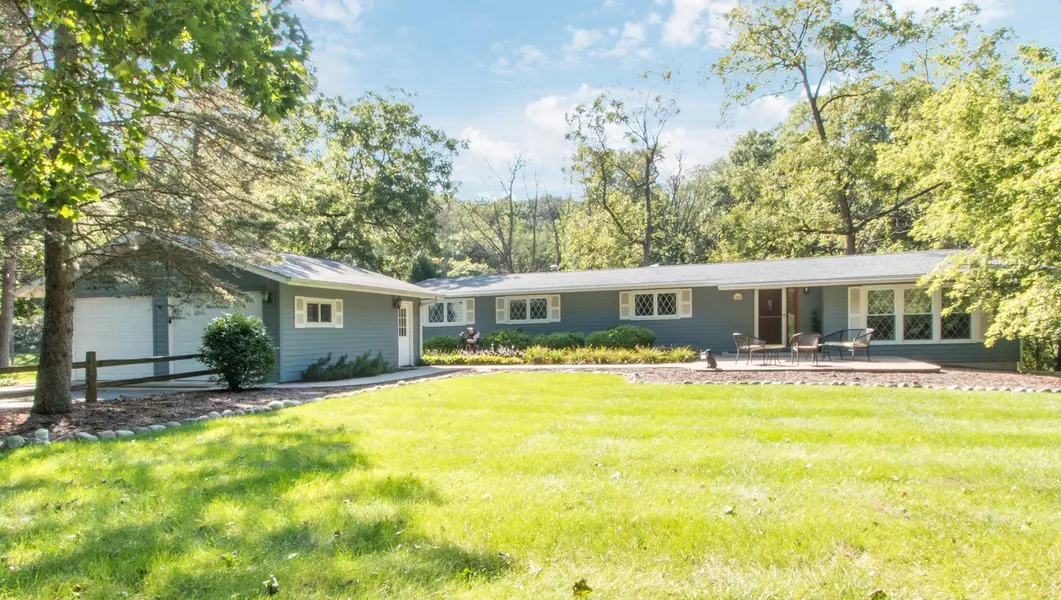 878 Indian Hills Rd, Fontana, WI 53125