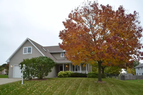 8560 S Apple Creek Dr, Oak Creek, WI 53154