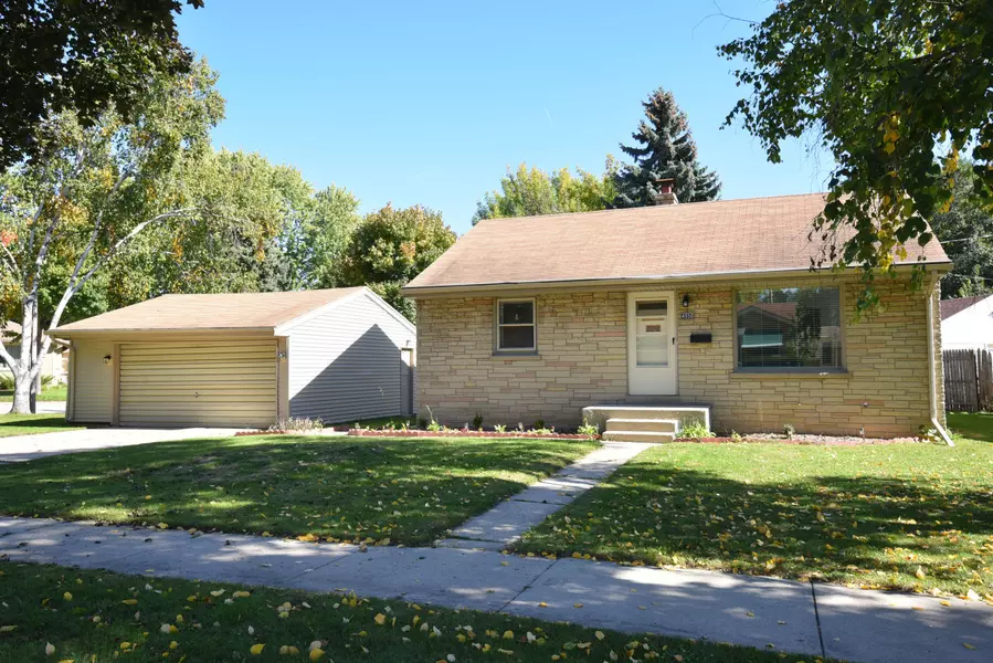 4950 N 88th St, Milwaukee, WI 53225