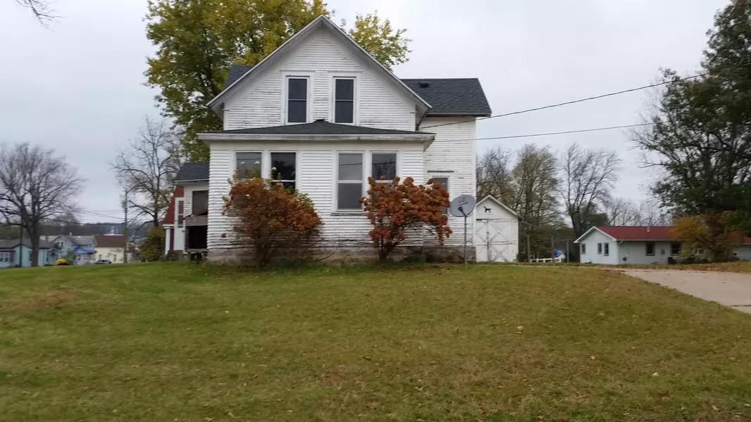 427 S Pearl St, Blair, WI 54616