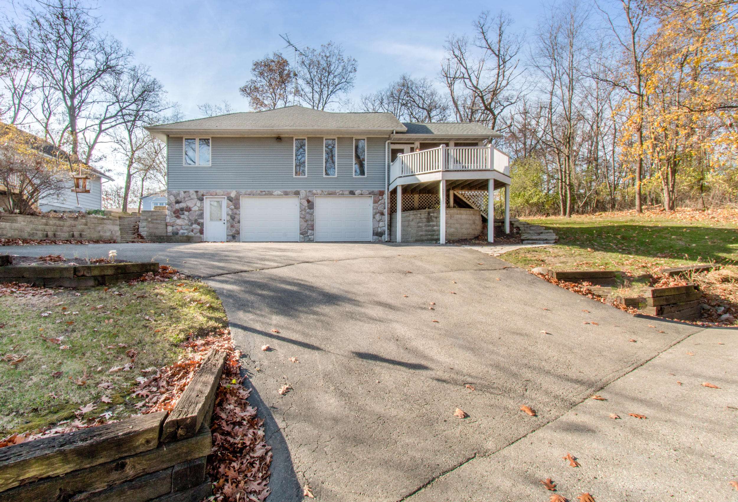 2015 Almond Dr, Delavan, WI 53115