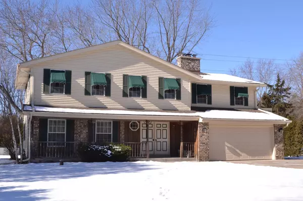 305 Vista View Dr, Grafton, WI 53012