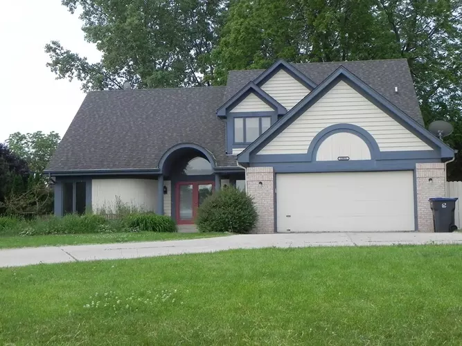 13855 W Sun Valley Dr, New Berlin, WI 53151