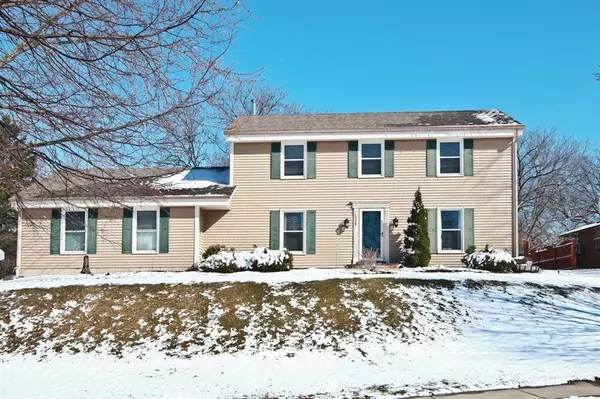 1028 S Imperial Dr, Hartland, WI 53029