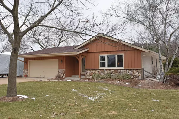 S67W32548 Ashton Way E, Mukwonago, WI 53149