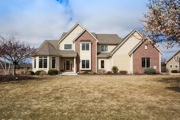 W173N5331 Ravenwood Dr, Menomonee Falls, WI 53051