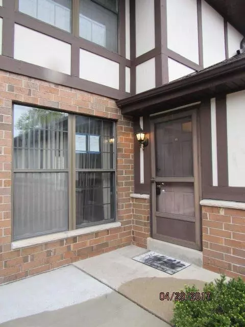 8235 S LEGEND DR Unit C, Franklin, WI 53132