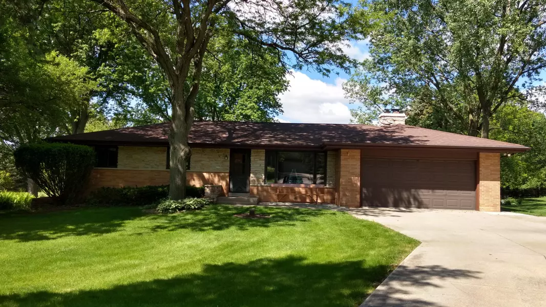 157 Nob Hill Dr E, Richfield, WI 53017