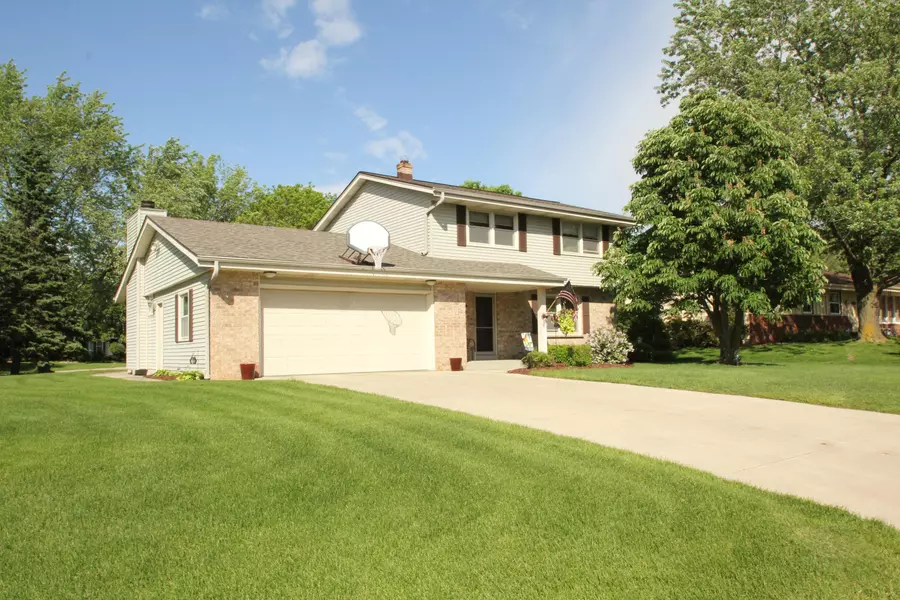 14830 W Mayflower Dr, New Berlin, WI 53151