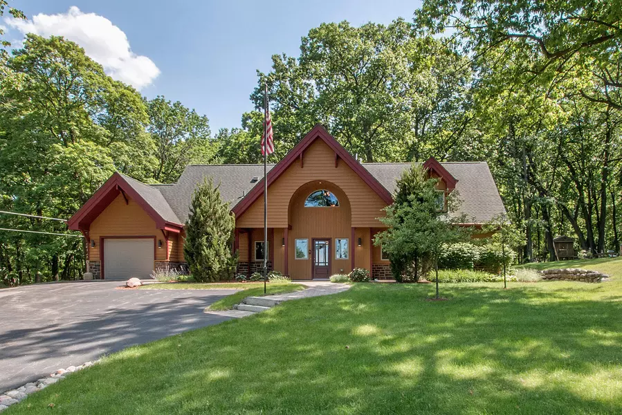 631 Upper Brookwood Dr, Fontana, WI 53125