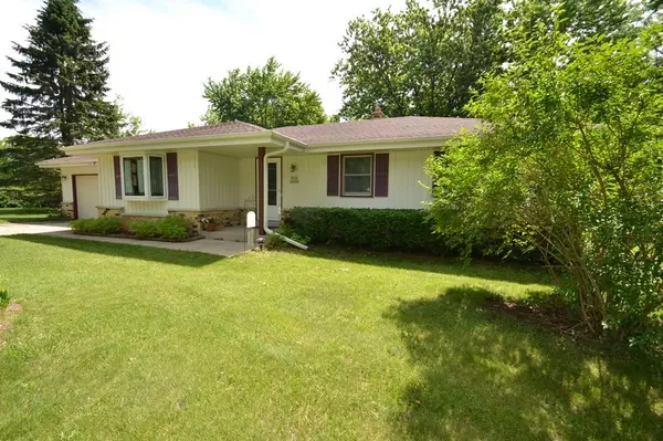 W330S8062 Country Ln, Mukwonago, WI 53149