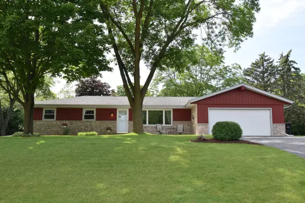 W166N4945 Lone Oak Ln, Menomonee Falls, WI 53051