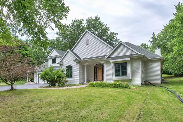 S30W30206 Sunset Dr, Genesee, WI 53189