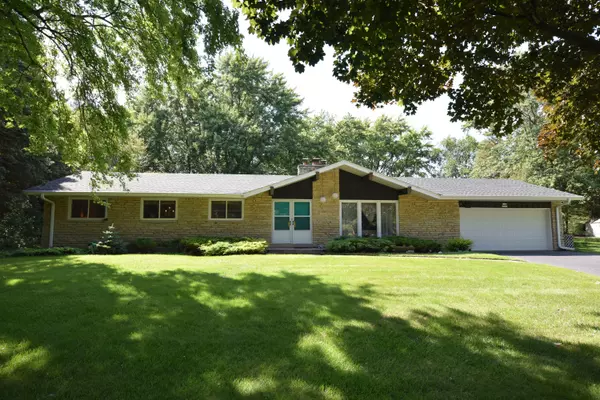 W139N7031 Bay Ridge Ln, Menomonee Falls, WI 53051