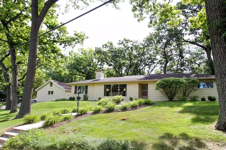 907 Sauganash Dr, Fontana, WI 53125