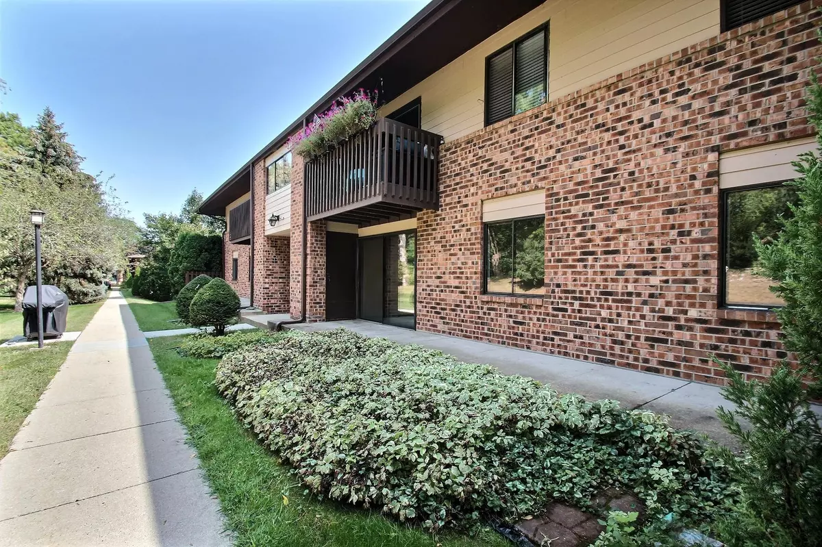 Pewaukee, WI 53072,333 Park Hill Dr Unit B