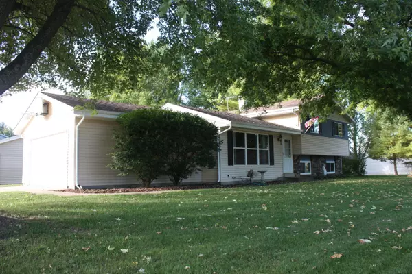 821 Pleasantwood Dr, Kewaskum, WI 53040