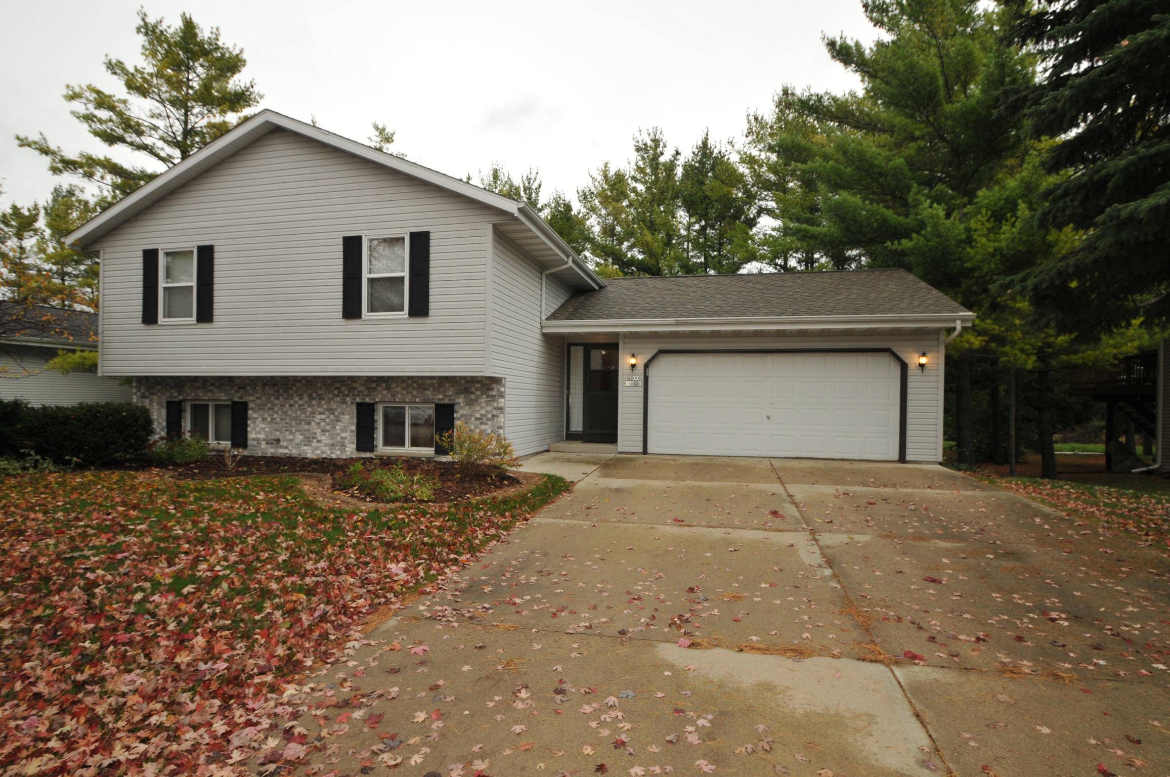 W200N16520 Pine DR, Jackson, WI 53037