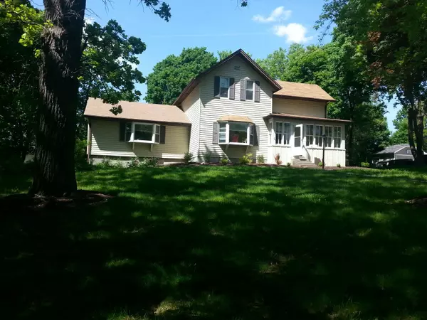 810 E Capitol Dr, Hartland, WI 53029