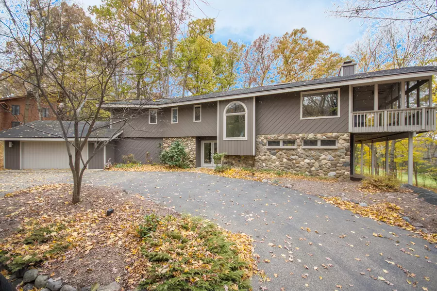 19 Abbey Springs Dr, Fontana, WI 53125