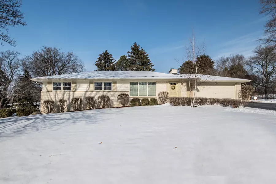 16020 Smith Dr, Brookfield, WI 53005