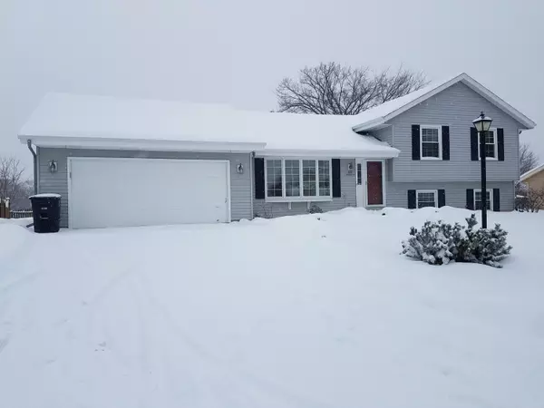 N49W14033 Brook Falls Dr, Menomonee Falls, WI 53051