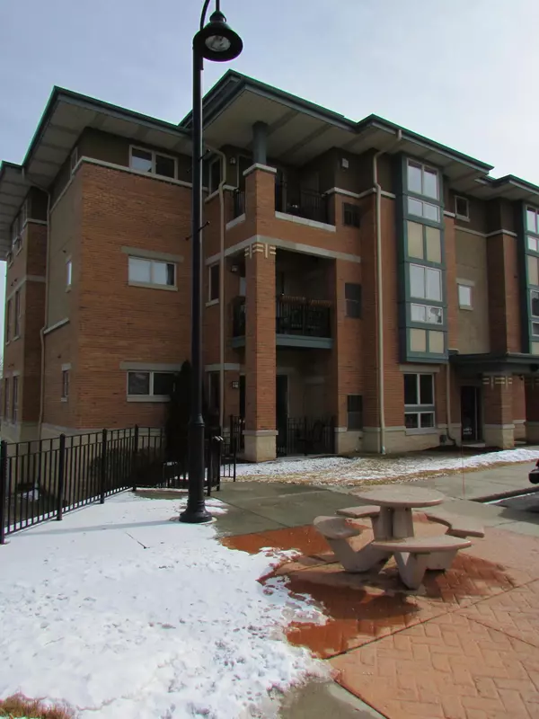 15295 W Library Ln Unit 103E, New Berlin, WI 53151