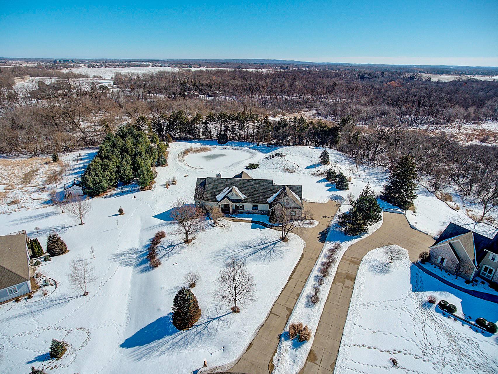 2096 Hickory Ct, Summit, WI 53066