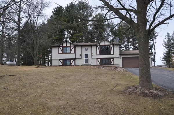 N8545 Hawthorne Dr, Ixonia, WI 53036