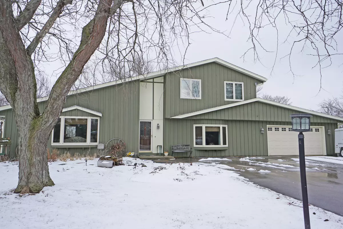 Summit, WI 53066,416 S Meadow Ct