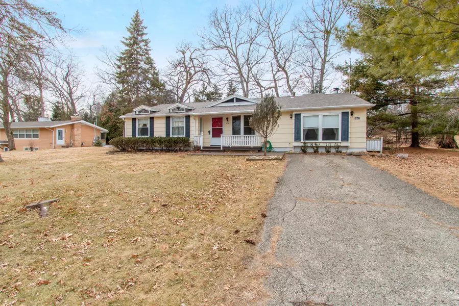 878 Timber Trl, Fontana, WI 53125