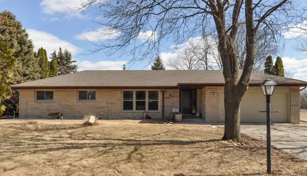 3950 S Kolupar Ln, New Berlin, WI 53151